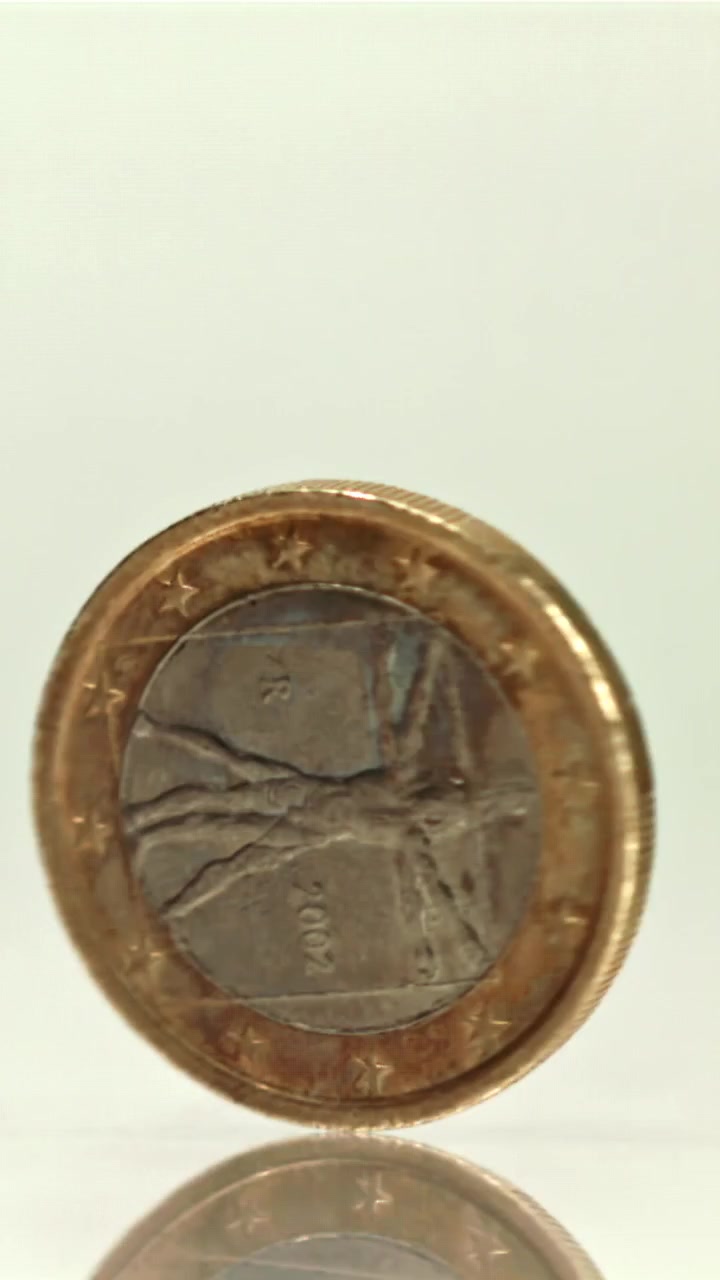 Moneda de un euro girando sobre un fondo blanco