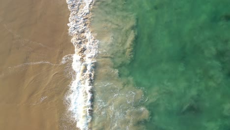 Toma-De-Ariel-Drone-De-Agua-Cristalina-Y-Olas-Rompiendo-En-La-Arena-En-Un-Impresionante-Día-Soleado-A-Lo-Largo-De-La-Costa-De-California