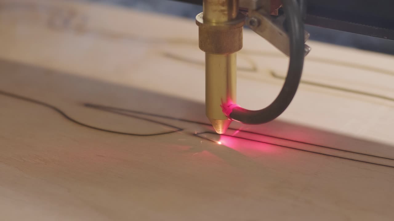 la máquina de corte por láser cnc corta tablas de madera y contrachapado