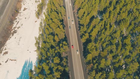 la animada carretera marrón discurre a lo largo de una amplia vista aérea de la autopista.