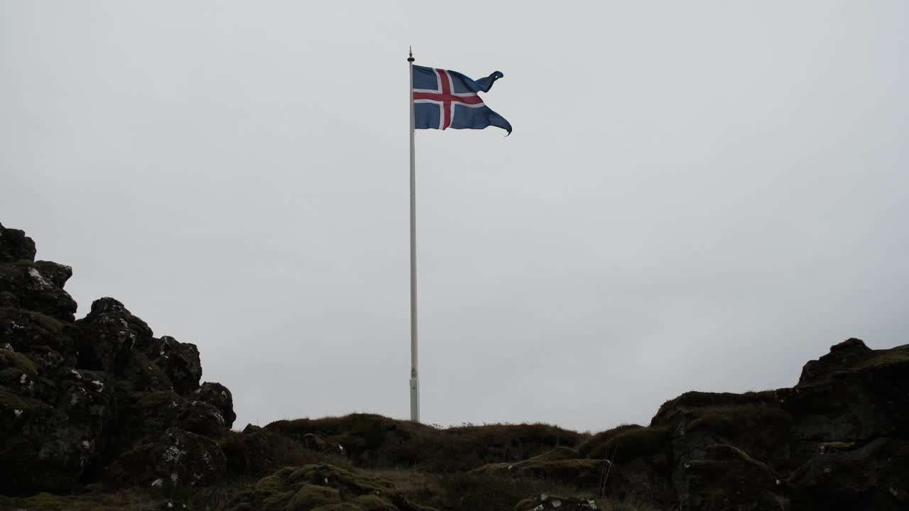 Sakte film av islandsk flagg som blafrer i en kald vind.