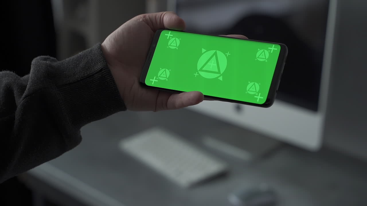 수평 녹색 화면 크로마를 가진 스마트폰. 원격 근무, 비디오 통화, 온라인 영화 시청. 모 ⁇ . 클로즈업.