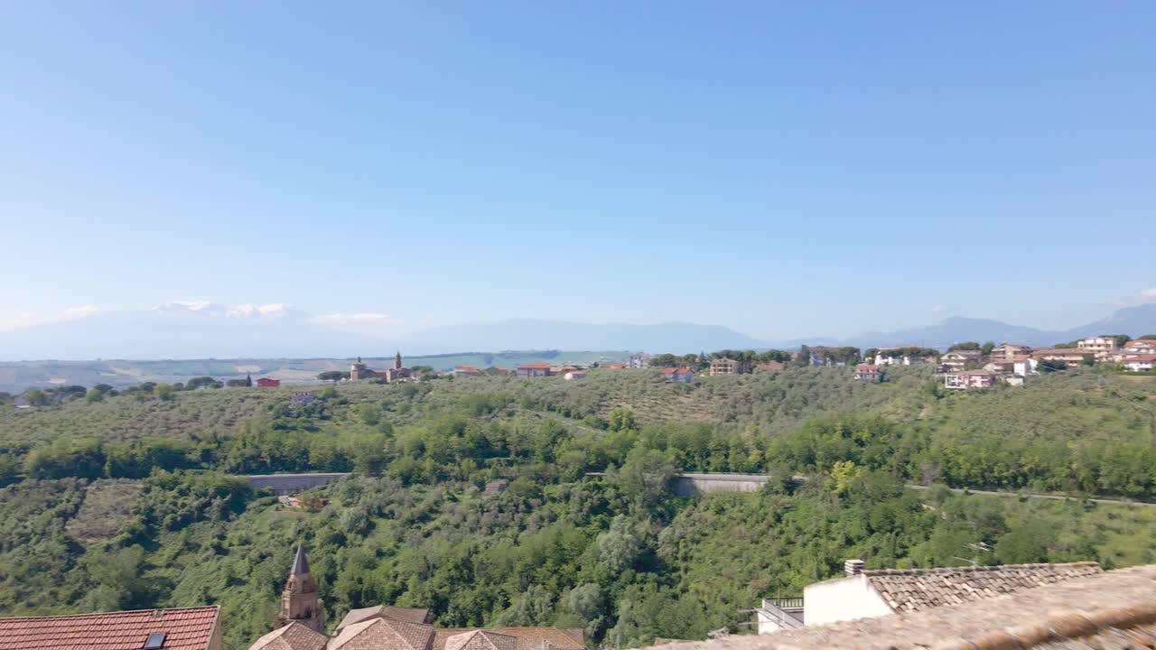 disparos de drones de gran angular volando a través de columnas antiguas que revelan el campo de un pueblo remoto en la región de abruzzo en italia