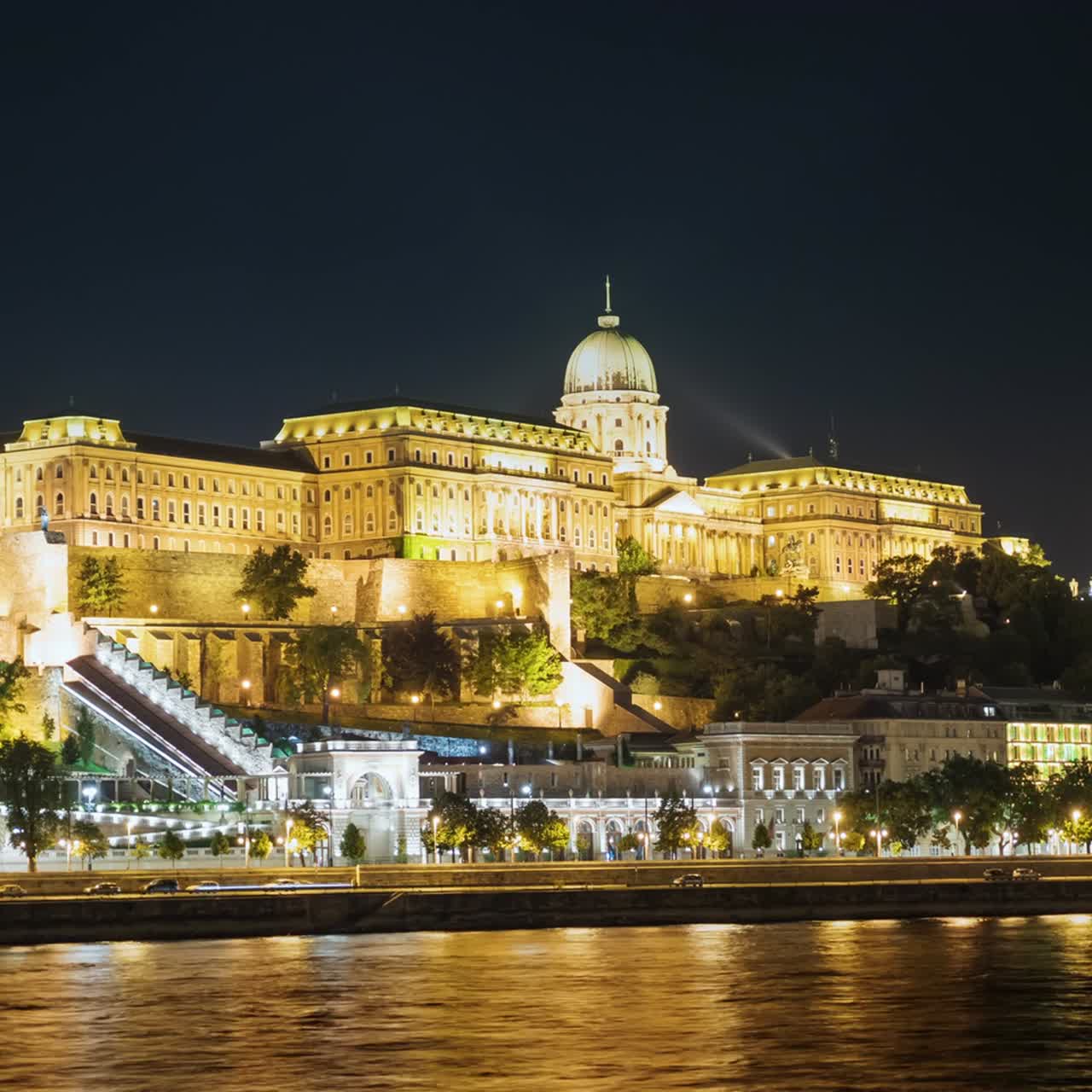 nighttimelapse 부다페스트와 백그라운드에서 왕궁