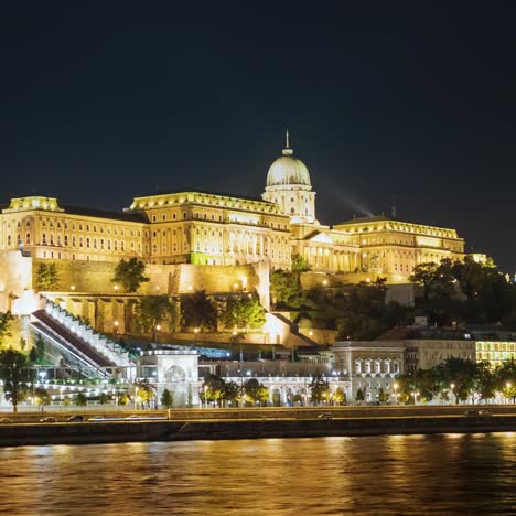 nighttimelapse budapest y el palacio real al fondo