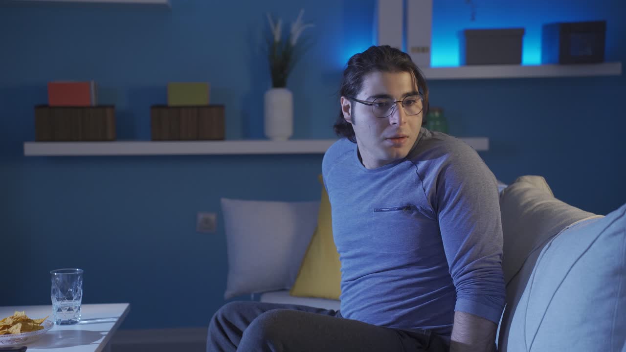 편집증에 걸린 남자는 두려움으로 주위를 둘러보고 있습니다.