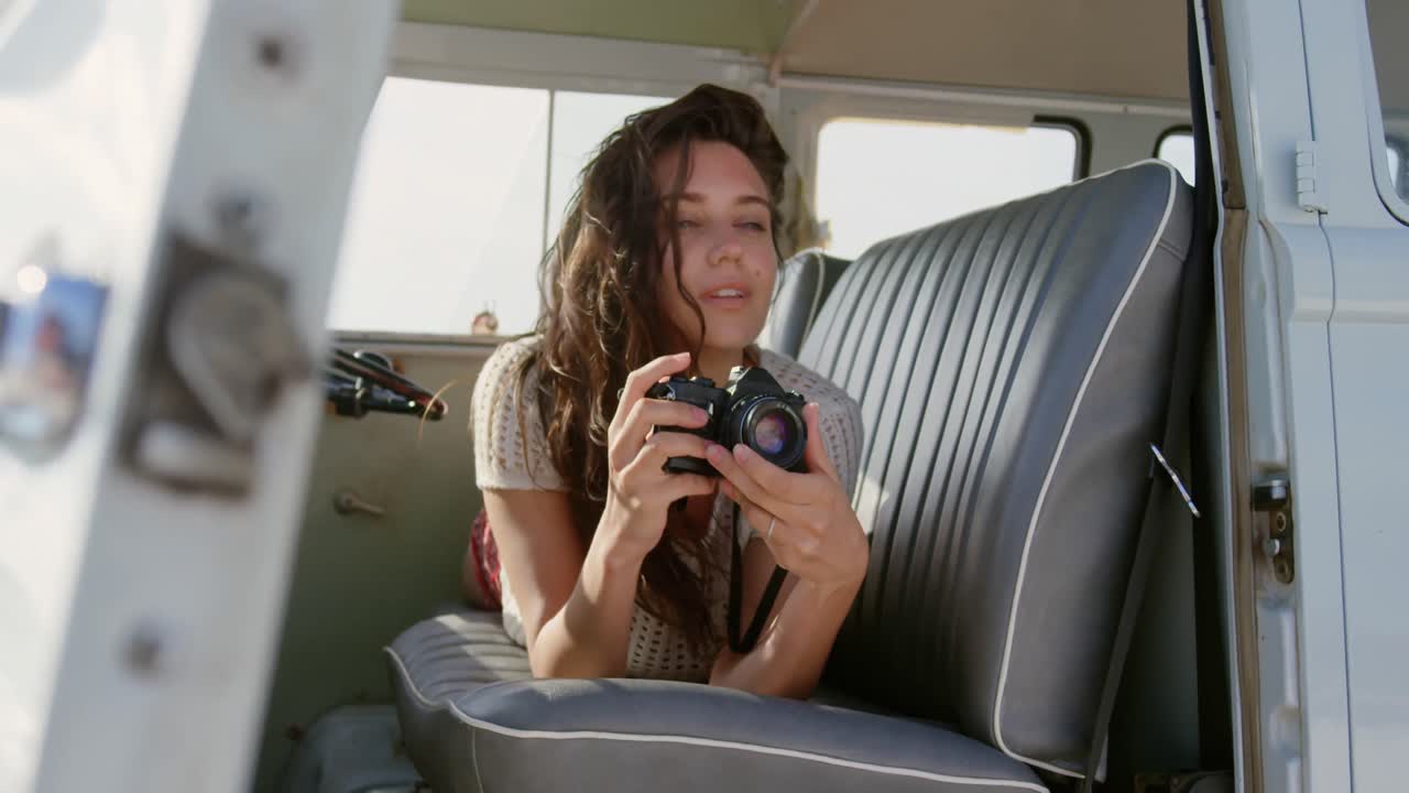 mujer joven tomando fotos con cámara digital 4k