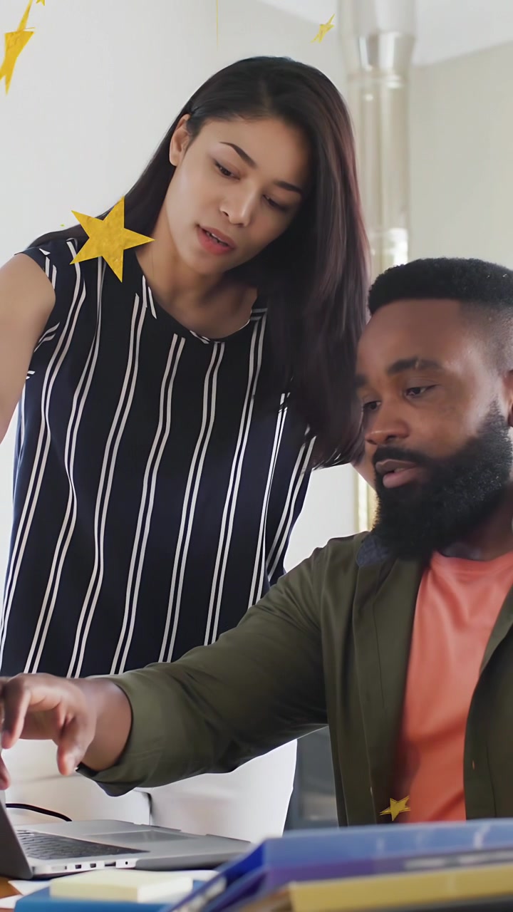 Vídeo vertical: Mulher apontando para o laptop, homem tocando no tablet, gráfico animado impulsionando decisões de negócios