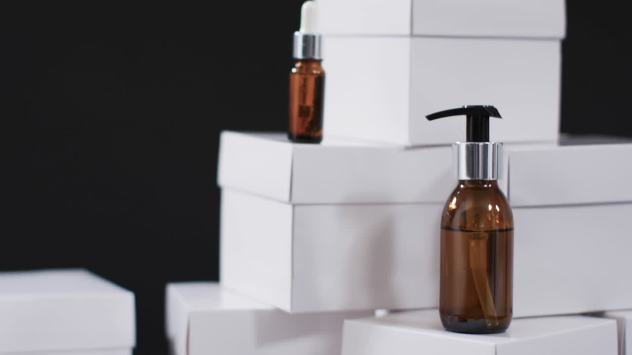 video de productos de belleza con cajas de cartón blancas con espacio de copia sobre fondo negro