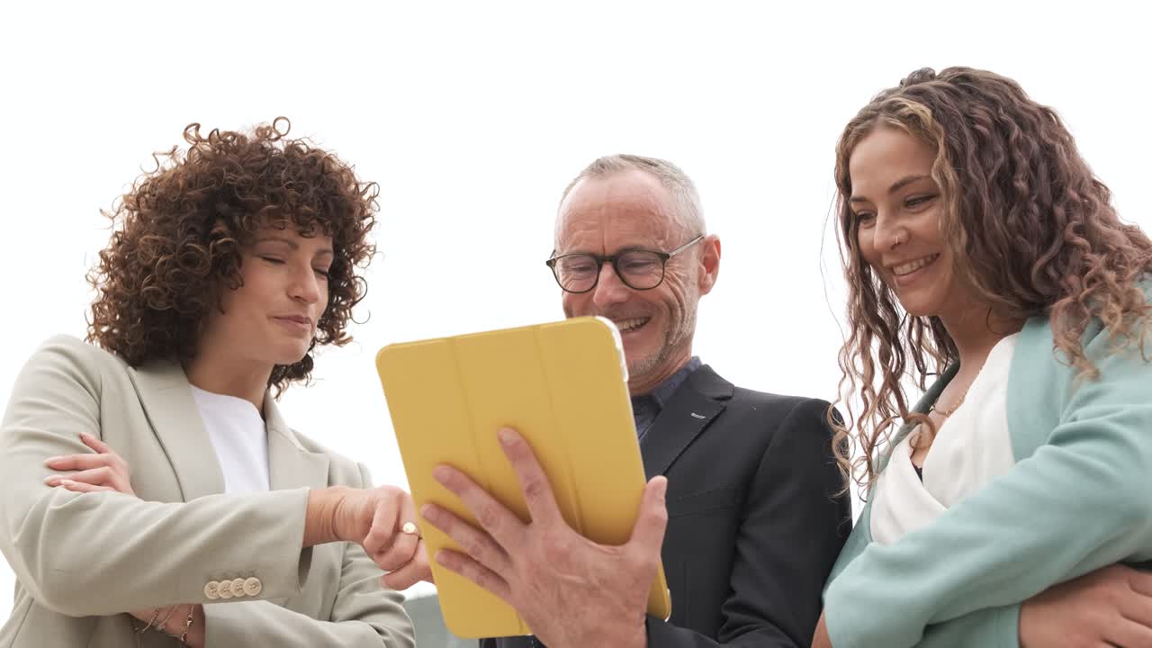 Professionisti felici che discutono idee vicino ai gradini in città