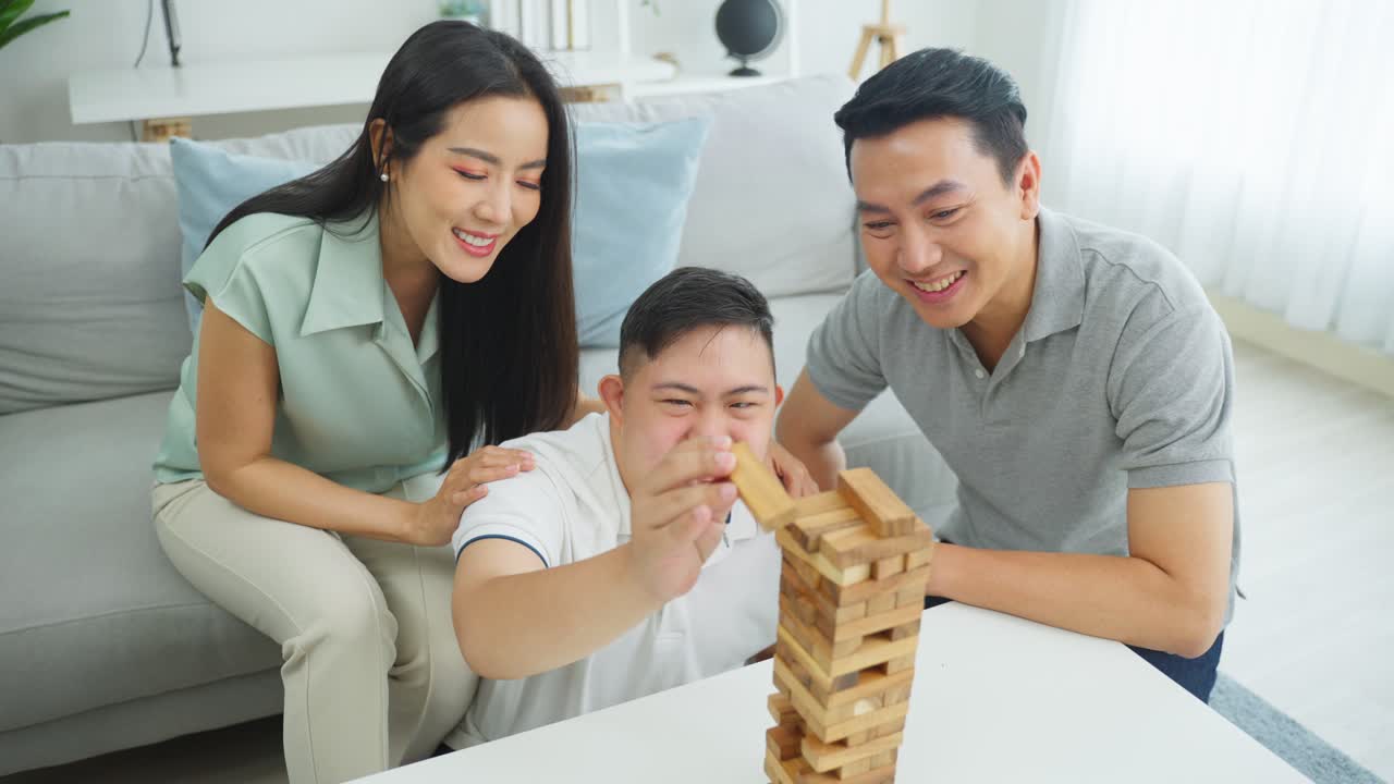 가족 과 친구 들 이 나무 블록 을 가지고 놀고 있다