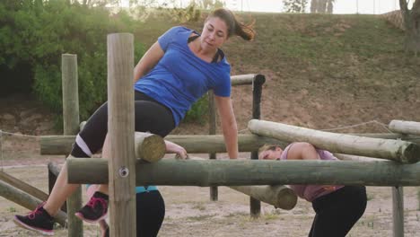 mujeres caucásicas haciendo ejercicio en un campamento de entrenamiento