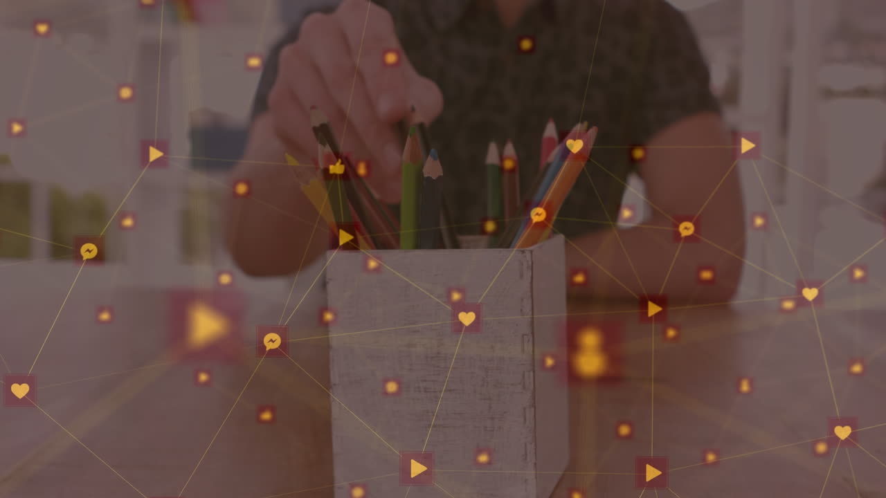 다양한 사업가들이 연필을 들고 있는 미디어 아이콘의 애니메이션