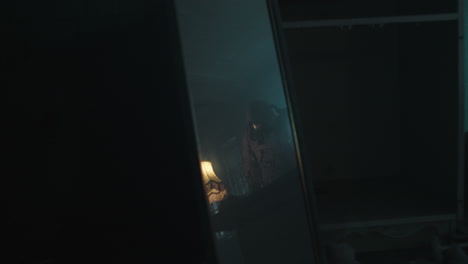 mysteriöse figur in einem dunklen raum