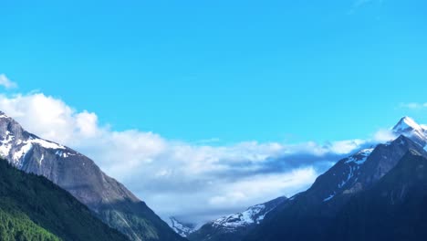 Imágenes-Panorámicas-De-Hiperlapso,-Nubes-Esponjosas-En-Movimiento-Sobre-El-Valle-Verde