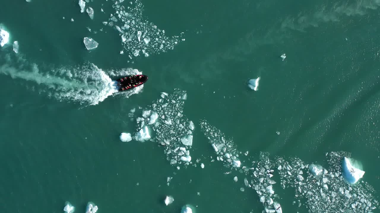 빙산 사이 의 보트 투어