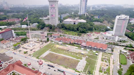 马来西亚库拉卢姆普尔无人机在梅尔德卡广场周围轨道