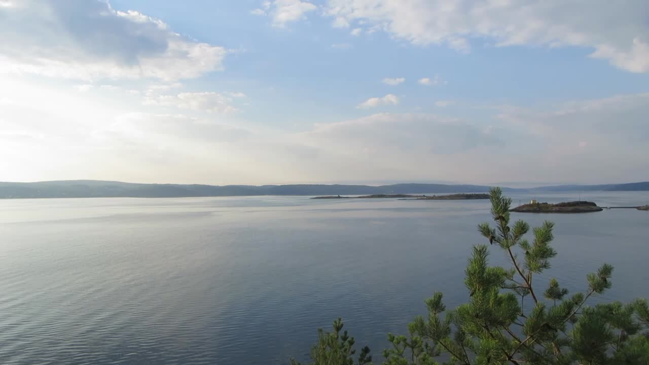 Ripresa panoramica di un lago in una soleggiata mattina d'estate