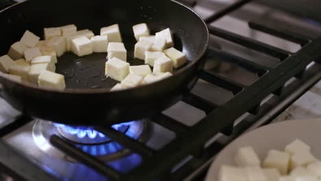 paneer cocinando en la estufa en cámara lenta