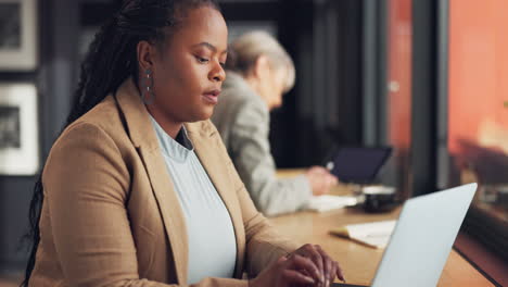 mujer de negocios, portátil y mecanografía en el espacio de trabajo