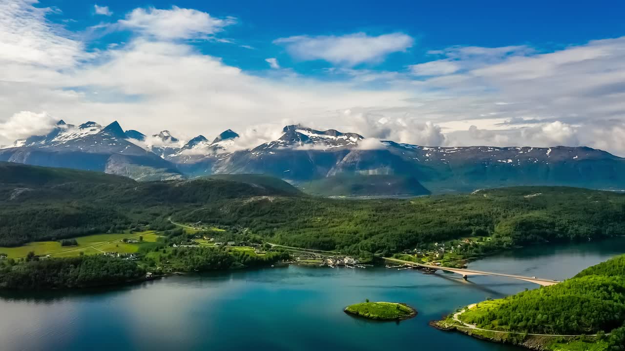 Bellissimo paesaggio naturale norvegese. Vortici del maelstrom di Saltstraumen, Nordland, Norvegia.