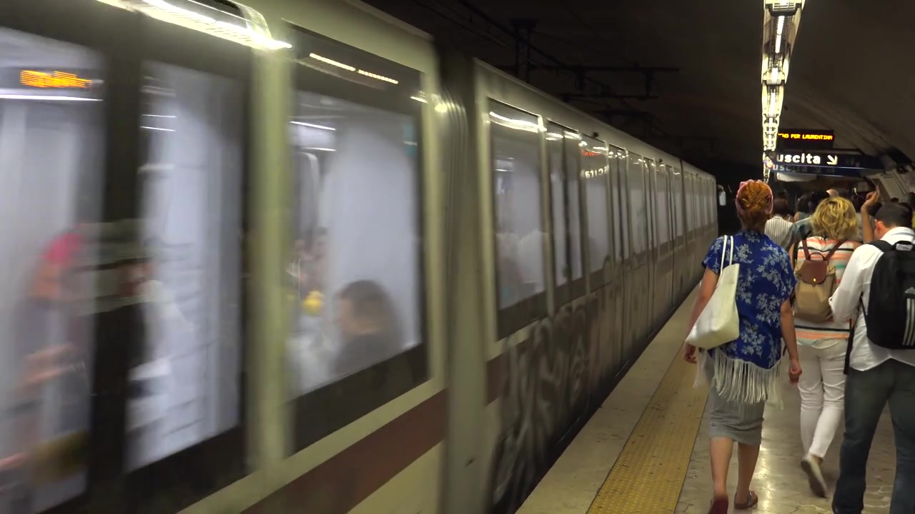 Treno della metropolitana in partenza da una banchina della stazione sotterranea