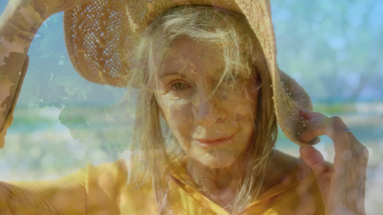 animación de árboles sobre feliz caucásica mujer mayor en sombrero