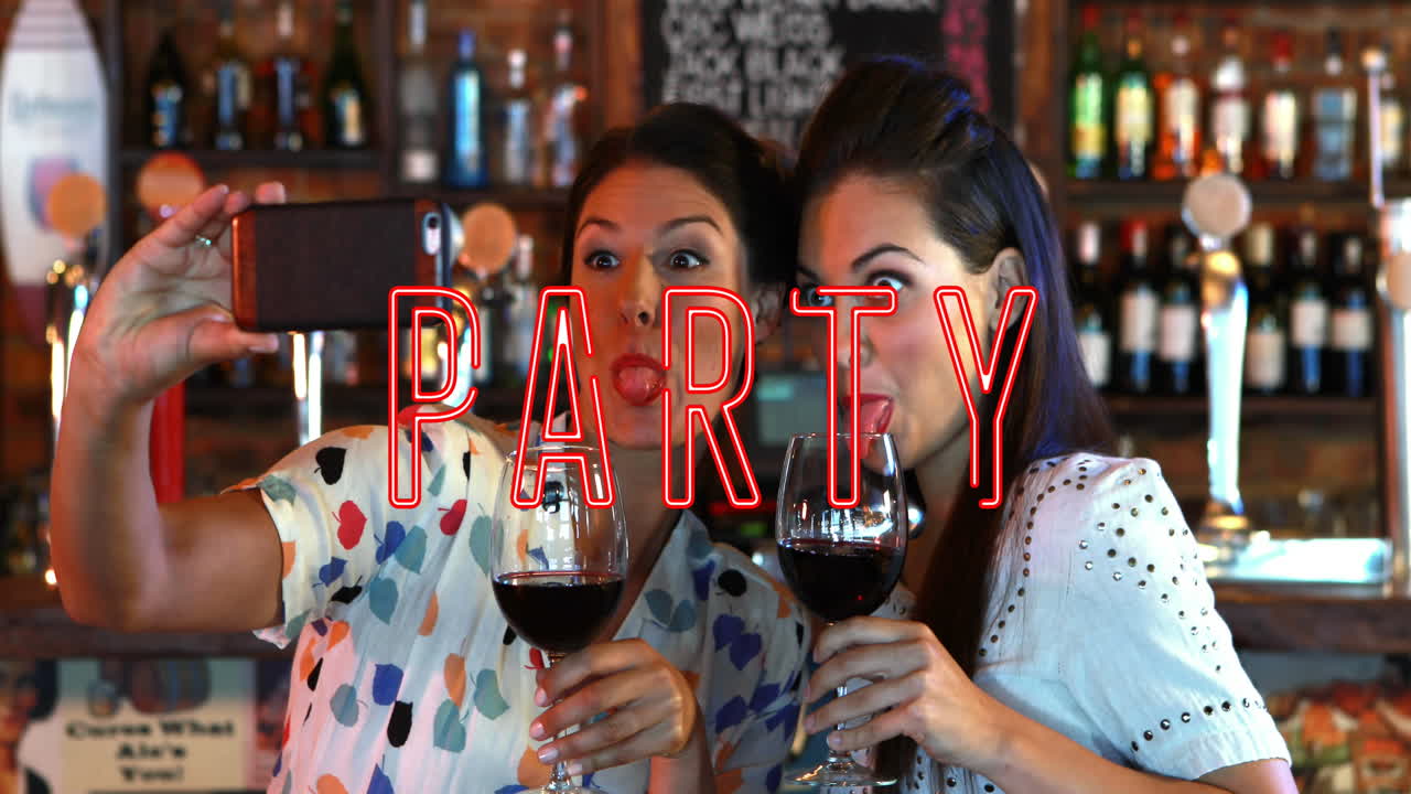 Animation des Schriftzugs 'Party' über fröhlichen Freundinnen gemischter Herkunft, die Wein trinken
