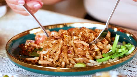 se está sirviendo un delicioso pad thai de camarón.