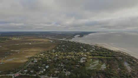 simons georgia aerial v2 toma de ojo de pájaro lento del vecindario de la orilla del agua y el océano atlántico - marzo 2020