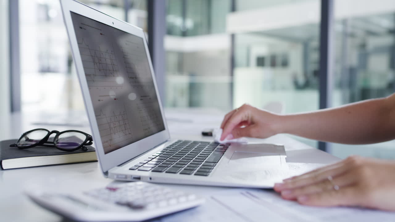 una mujer de negocios irreconocible de limpieza