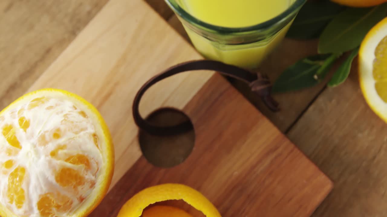 Lime dolci e bicchiere di succo, visti dall'alto