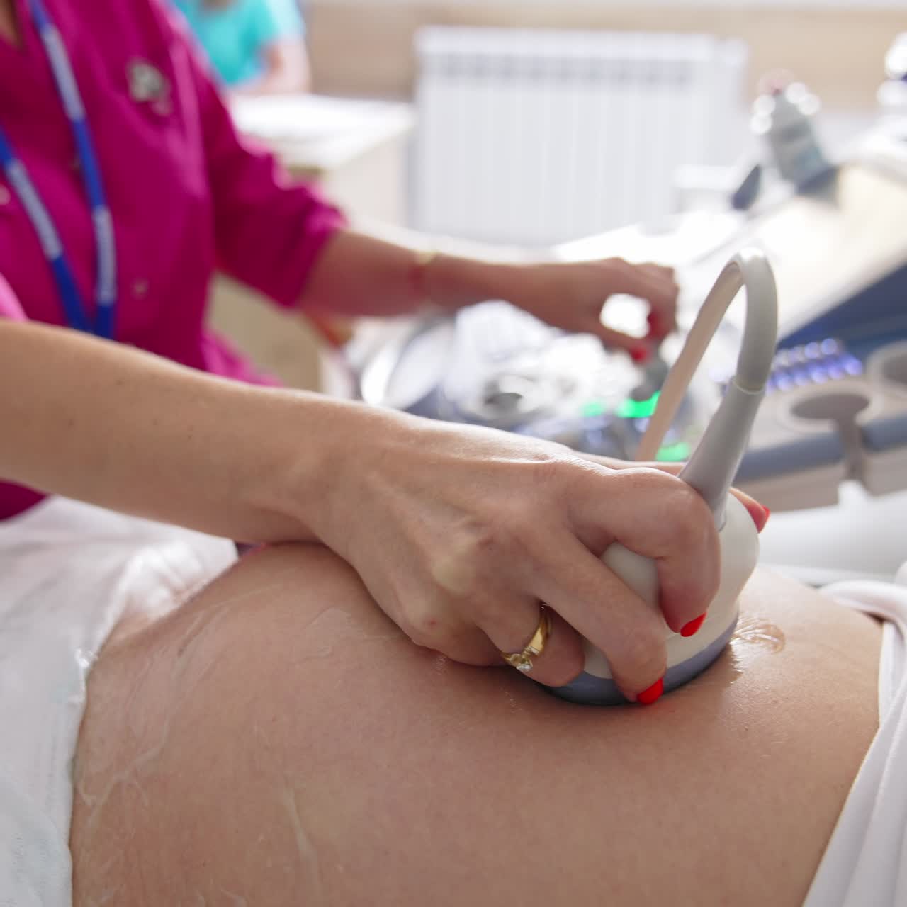 Ecografie ostetriche. Indagine ecografica di una donna incinta. Medico che esegue una procedura di ecografia sull'addome di una paziente in clinica. Concetto di assistenza sanitaria.