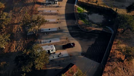 vista aérea girando y tirando hacia atrás de un remolque de rv en un parque de rv al atardecer