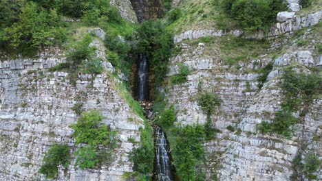 Kefalovriso-Cascade,-highest-waterfall-in-Greece-at-Tzoumerka-National-Park---Aerial-Pedestal-Up