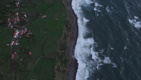 Volar-Sobre-El-Océano-Atlántico-Cerca-De-La-Isla-Flores-Azores-Con-Mar-Agitado,-Antena