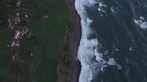 volar sobre el océano atlántico cerca de la isla de flores azores con mar agitado, aéreo