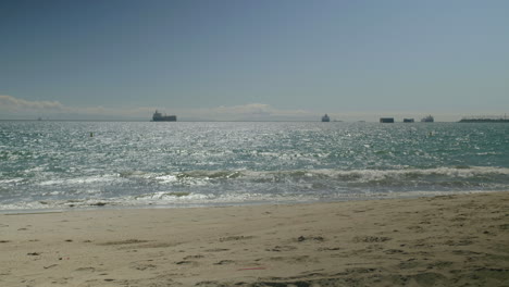 Sunny-day-at-the-beach-with-a-kite-flier