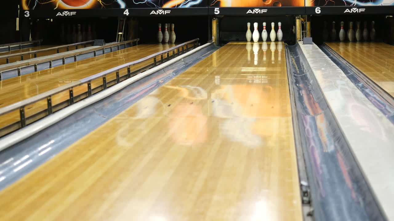 Bowlingová dráha s bowlingovou koulí