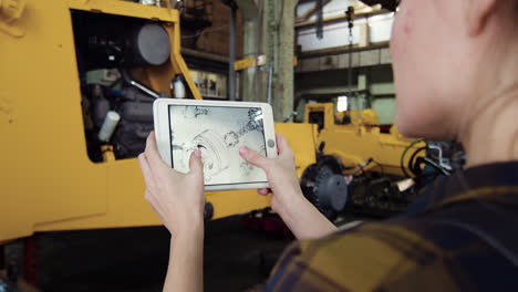 femme travaillant dans une usine