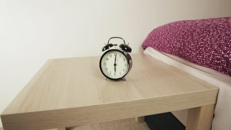 Wecker-Steht-Im-Schlafzimmer-Auf-Dem-Tisch