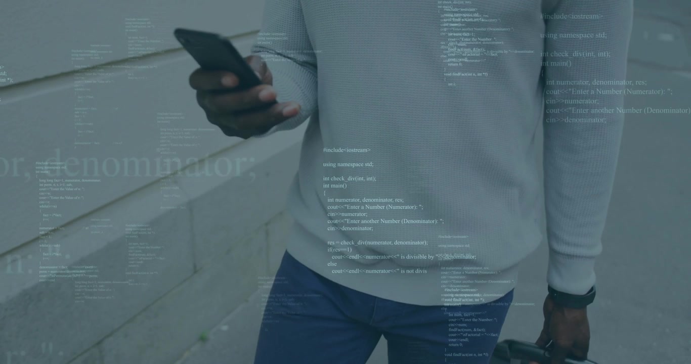 Forretningsreisende går på fortauet, trykker på smarttelefonen og trekker kofferten, genererer dataoverlegg