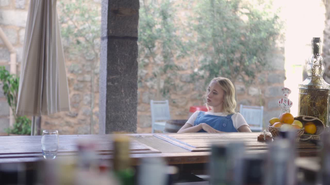 야외 술집에서 휴식을 취하는 여자