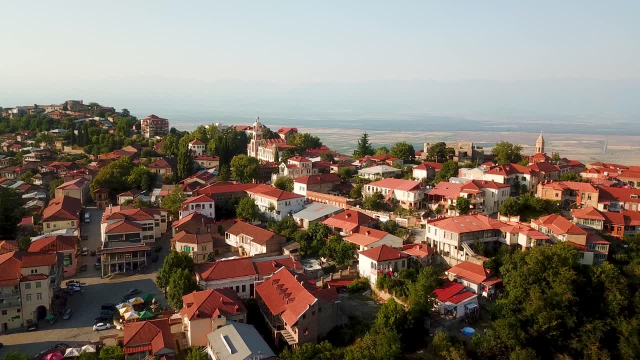 4K Georgia Kakheti Sighnaghi, Vista aerea sulla Piazza Principale, con edifici colorati in incantevoli mattoni arancioni e la splendida architettura della torre della chiesa