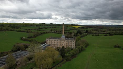 Bliss-Tweed-Mill-Chipping-Norton-Cotswolds-Großbritannien-Drohnen-Luftaufnahme-Stürmischer-Himmel