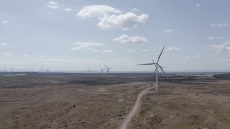 Toma-Aérea-Ascendente-De-Establecimiento-De-Un-Parque-Eólico,-Escocia