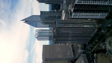 Antena-De-órbita-Vertical-De-Charlotte-Nc-En-El-Edificio-Duke-Energy