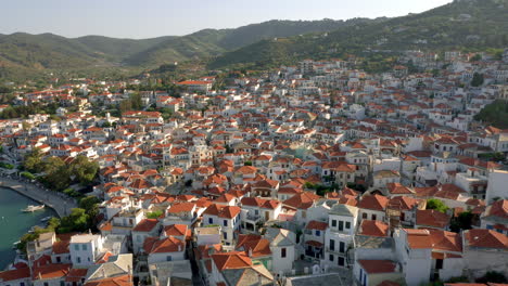 Vista-Aérea-Del-Atardecer-Sobre-La-Ciudad-De-Skopelos-En-La-Isla-De-Skopelos,-Grecia