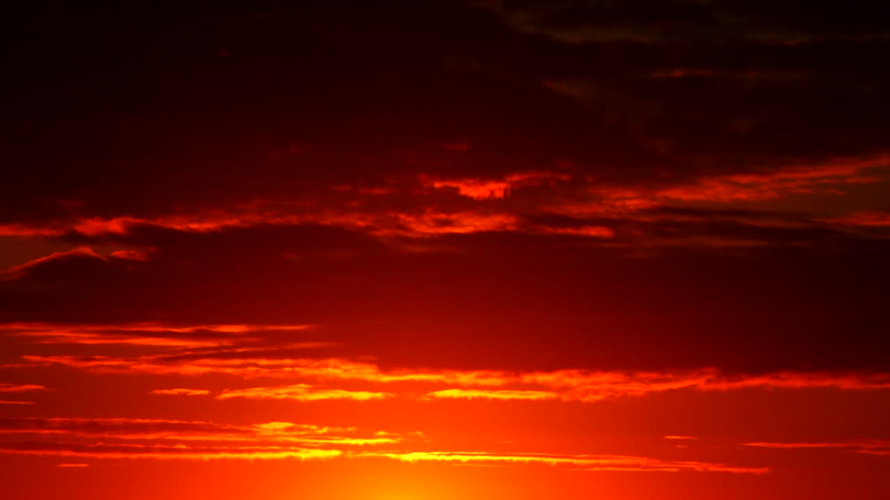 쉬운 아침 하늘 위로 태양 저속 촬영