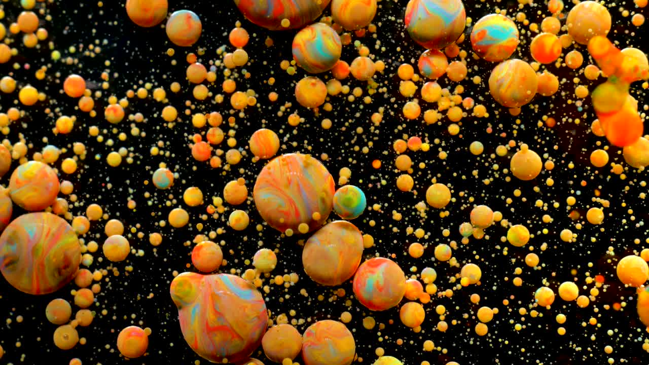movimiento lento colores brillantes burbujas de aceite hermosa pintura color del universo moviéndose multicolor de cerca. pintura acrílica. fantástica superficie hipnótica. abstracto pintura de colores burbujas estructura de metamorfosis